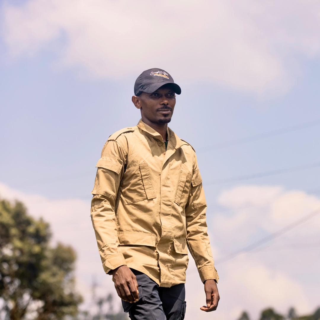 Berulo App — teacher helping students in classroom